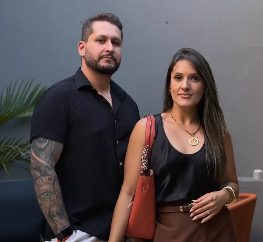 Rafael Brugim, criador do Larica do Rolê, ao lado da esposa